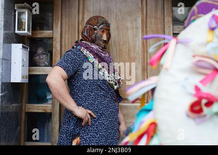 Udanua. Navarre. Espagne. 21th février 2023. Traditions. Carnavals. Les Mamuxarros (ou Mamuxarroak en basque) et le Muctus (ou Mutuak), avec leurs visages couverts de masques métalliques appelés Katolas, chassent les résidents et les étrangers à travers la ville qu'ils ont frappé sur les chevilles avec leurs longs bâtons de noisettes pendant le carnaval rural d'Unanua à Navarre. Crédito: Iñigo Alzugaray / Alamy Live News Banque D'Images