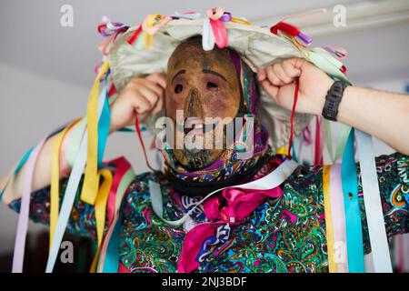 Udanua. Navarre. Espagne. 21th février 2023. Traditions. Carnavals. Les Mamuxarros (ou Mamuxarroak en basque) et le Muctus (ou Mutuak), avec leurs visages couverts de masques métalliques appelés Katolas, chassent les résidents et les étrangers à travers la ville qu'ils ont frappé sur les chevilles avec leurs longs bâtons de noisettes pendant le carnaval rural d'Unanua à Navarre. Crédito: Iñigo Alzugaray / Alamy Live News Banque D'Images