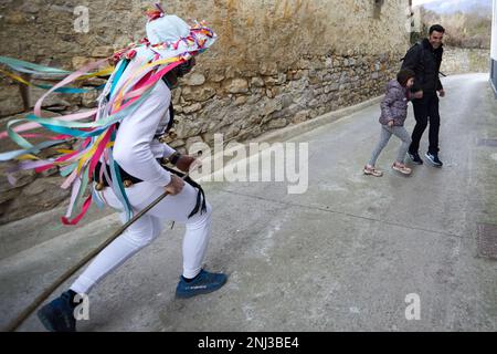 Udanua. Navarre. Espagne. 21th février 2023. Traditions. Carnavals. Les Mamuxarros (ou Mamuxarroak en basque) et le Muctus (ou Mutuak), avec leurs visages couverts de masques métalliques appelés Katolas, chassent les résidents et les étrangers à travers la ville qu'ils ont frappé sur les chevilles avec leurs longs bâtons de noisettes pendant le carnaval rural d'Unanua à Navarre. Crédito: Iñigo Alzugaray / Alamy Live News Banque D'Images