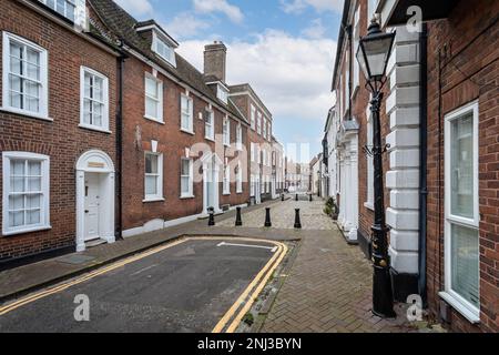 Vue le long d'une rangée de maisons en terrasse géorgiennes très ouvragées dans la rue Market depuis le Guidhall à Poole, Dorset, Royaume-Uni, le 13 février 2023 Banque D'Images