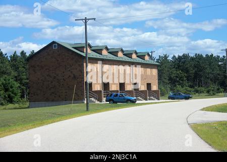 Une vue extérieure de la zone du complexe de l'installation d'entraînement collectif d'armes combinées de fort McCoy (CACTF) est présentée le 4 août 2022, à fort McCoy, dans le Wisconsin. Le CACTF offre une grande variété d'environnements de formation. Le complexe, construit pour un coût de plus de $14 millions, a été achevé à la fin de 2012. La première utilisation de la CACTF pour la formation a été faite par le Bureau fédéral d'enquête en mars 2013. Depuis lors, des centaines d'unités militaires différentes ainsi que des organismes d'application de la loi ont fait usage de l'installation. Fort McCoy soutient les forces armées américaines depuis 1909. La devise de l'installation est t Banque D'Images