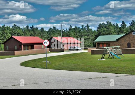 Une vue extérieure de la zone du complexe de l'installation d'entraînement collectif d'armes combinées de fort McCoy (CACTF) est présentée le 4 août 2022, à fort McCoy, dans le Wisconsin. Le CACTF offre une grande variété d'environnements de formation. Le complexe, construit pour un coût de plus de $14 millions, a été achevé à la fin de 2012. La première utilisation de la CACTF pour la formation a été faite par le Bureau fédéral d'enquête en mars 2013. Depuis lors, des centaines d'unités militaires différentes ainsi que des organismes d'application de la loi ont fait usage de l'installation. Fort McCoy soutient les forces armées américaines depuis 1909. La devise de l'installation est t Banque D'Images