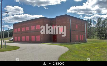 Une vue extérieure de la zone du complexe de l'installation d'entraînement collectif d'armes combinées de fort McCoy (CACTF) est présentée le 4 août 2022, à fort McCoy, dans le Wisconsin. Le CACTF offre une grande variété d'environnements de formation. Le complexe, construit pour un coût de plus de $14 millions, a été achevé à la fin de 2012. La première utilisation de la CACTF pour la formation a été faite par le Bureau fédéral d'enquête en mars 2013. Depuis lors, des centaines d'unités militaires différentes ainsi que des organismes d'application de la loi ont fait usage de l'installation. Fort McCoy soutient les forces armées américaines depuis 1909. La devise de l'installation est t Banque D'Images