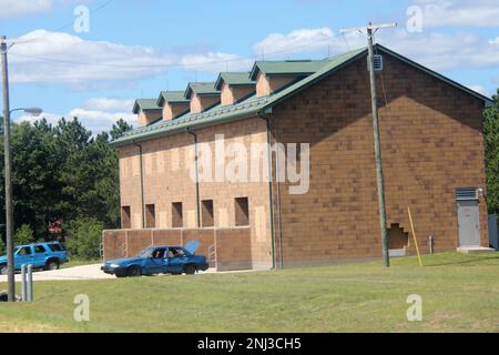 Une vue extérieure de la zone du complexe de l'installation d'entraînement collectif d'armes combinées de fort McCoy (CACTF) est présentée le 4 août 2022, à fort McCoy, dans le Wisconsin. Le CACTF offre une grande variété d'environnements de formation. Le complexe, construit pour un coût de plus de $14 millions, a été achevé à la fin de 2012. La première utilisation de la CACTF pour la formation a été faite par le Bureau fédéral d'enquête en mars 2013. Depuis lors, des centaines d'unités militaires différentes ainsi que des organismes d'application de la loi ont fait usage de l'installation. Fort McCoy soutient les forces armées américaines depuis 1909. La devise de l'installation est t Banque D'Images