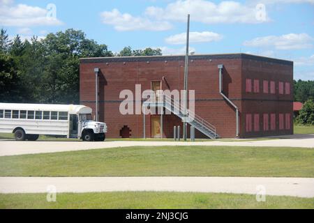 Une vue extérieure de la zone du complexe de l'installation d'entraînement collectif d'armes combinées de fort McCoy (CACTF) est présentée le 4 août 2022, à fort McCoy, dans le Wisconsin. Le CACTF offre une grande variété d'environnements de formation. Le complexe, construit pour un coût de plus de $14 millions, a été achevé à la fin de 2012. La première utilisation de la CACTF pour la formation a été faite par le Bureau fédéral d'enquête en mars 2013. Depuis lors, des centaines d'unités militaires différentes ainsi que des organismes d'application de la loi ont fait usage de l'installation. Fort McCoy soutient les forces armées américaines depuis 1909. La devise de l'installation est t Banque D'Images