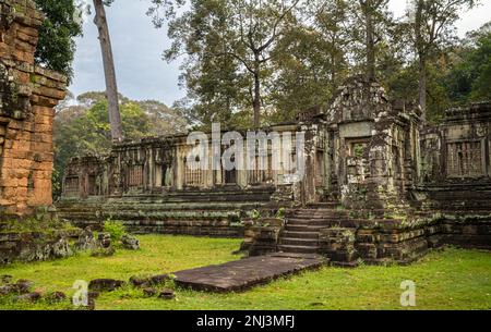 L'un des deux Khleangs, ou storerooms, derrière les tours du Prasat Suor Prat datant du 12th siècle, en face de la terrasse Eléphant dans Angkor Thom, au Cambodge. Banque D'Images