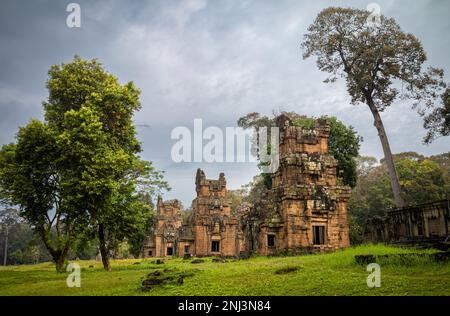 Certaines des tours du Prasat Suor Prat datant du 12th siècle, en face de la terrasse Eléphant dans Angkor Thom, au Cambodge. Banque D'Images