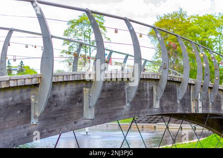 Cadenas de mariage en forme de coeur sur pont de corde Banque D'Images