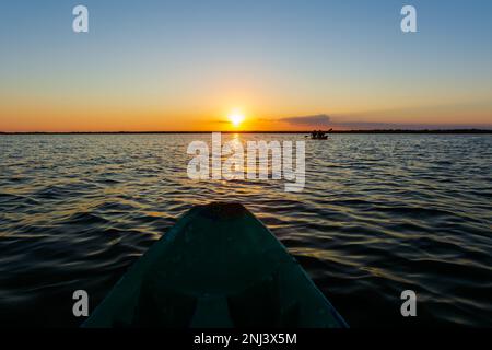 Belle photo de paysage de lever de soleil prise à Laguna Bacalar au Mexique lors d'une excursion en kayak. Aussi sur la photo deux personnes kayak. Banque D'Images