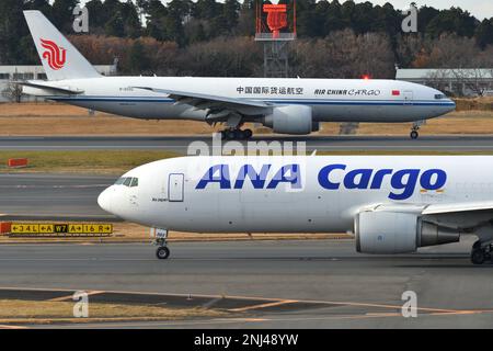 Préfecture de Chiba, Japon - 19 décembre 2020 : ANA Cargo Boeing B767-300ER(BCF) (JA8323) cargo. Banque D'Images