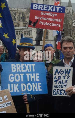 L'ancien député libéral tom BRAKE fait campagne pour la présidence du retour trop europe , vu ici avec le militant sodem Steve bray Banque D'Images