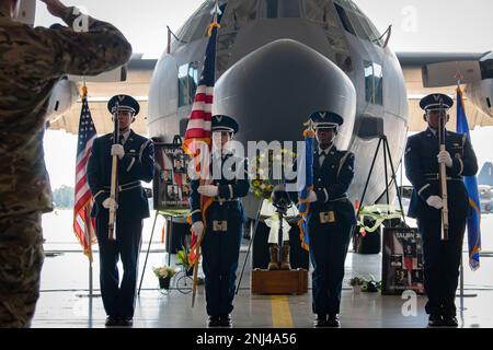 Hurlburt Field Honor les guardeurs cérémoniels de la Garde présentent les couleurs lors d'une cérémonie de commémoration le 5 août 2022, à Hurlburt Field, Floride. Cette année marque le 20th anniversaire de la mort de 10 membres d'équipage lorsque talon 13 s'est écrasé le 7 août 2002 à Porto Rico. Banque D'Images