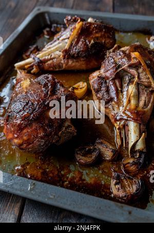 Pattes de dinde rôties sur une table en bois. Délicieux plat rôti du dimanche ou des fêtes Banque D'Images