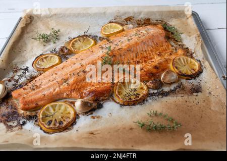 Feuille de saumon avec citron, ail et thym Banque D'Images