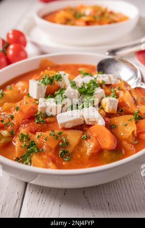 Soupe de légumes au chou et au feta sur une assiette Banque D'Images