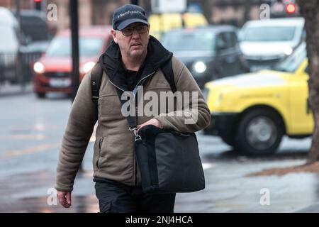 Londres, Royaume-Uni. 22nd février 2023. Geza Tarjanyi, 61 ans, de Leyland, dans le Lancashire, arrive au tribunal des magistrats de Westminster. Tarjanyi a été accusé d'agression commune et de deux infractions d'ordre public à la suite d'un incident impliquant l'ancien secrétaire à la Santé Matt Hancock à la station de métro Westminster London le 24 janvier (agression commune et une infraction d'ordre public) et d'un incident distinct sur la rue Parliament le 19 janvier (autre infraction d'ordre public). Crédit : Mark Kerrison/Alamy Live News Banque D'Images