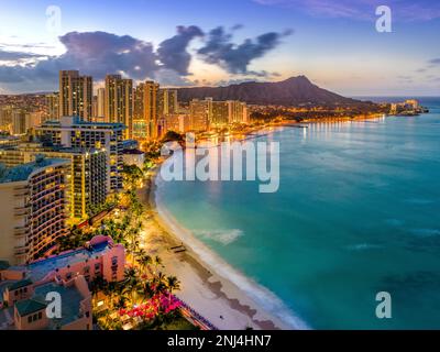 Waikiki Beach et Diamond Head Volcano Honolulu, Oahu, Hawaii, États-Unis Banque D'Images