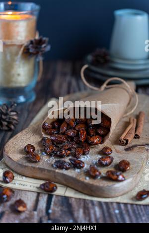 Amandes confites de Noël .amandes grillées à la cannelle avec sel et cannelle. Repas et humeur de Noël Banque D'Images