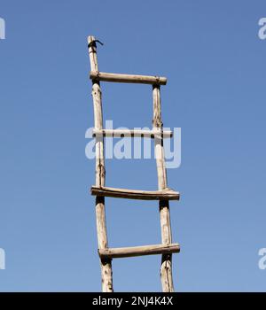 Ancienne échelle en bois menant en haut dans le ciel Banque D'Images