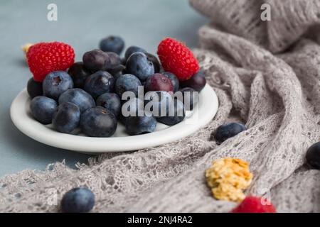 image en gros plan des bleuets et des framboises résumé Banque D'Images
