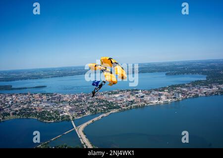 Le Sgt. De 1re classe Dominic Perry et le Sgt. De 1re classe Rafael Torres de l'US Army Parachute Team survolent Madison Wisconsin le 5 août 2022 avant d'atterrir dans l'arène CrossFit Games. Aéroporté, armée, CrossFit, Golden Knights, Madison, fitness, Banque D'Images