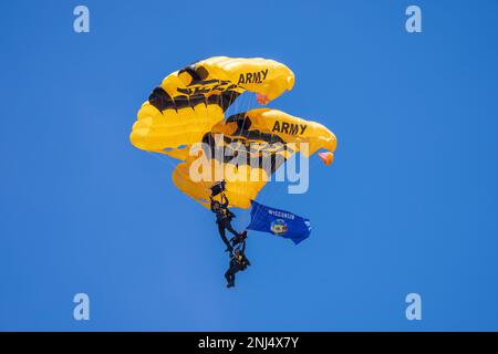 Le Sgt. De 1re classe Dominic Perry et le Sgt. De 1re classe Rafael Torres de l'équipe de parachutistes de l'armée américaine arborent le drapeau de l'État du Wisconsin au-dessus de Madison, Wisconsin, le 5 août 2022, avant d'atterrir dans l'arène CrossFit Games. Aéroporté, armée, CrossFit, Golden Knights, Madison, fitness, Banque D'Images