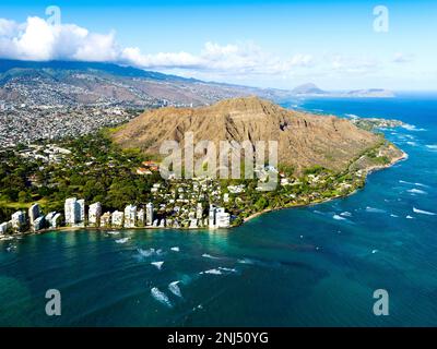 Photographie aérienne, hélicoptère Diamond Head Crater Honolulu, Oahu, Hawaii, USAAloha shirt Store, Waikiki Banque D'Images