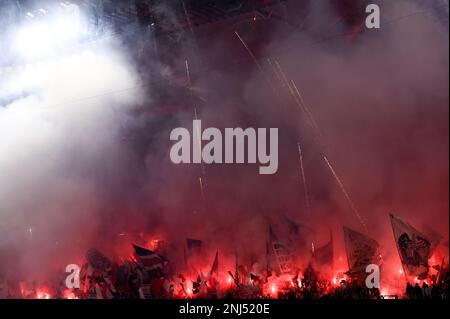 Francfort-sur-le-main, Allemagne. 21 février 2023. Les fans d'Eintracht Frankfurt montrent leur soutien avant le match de football 16 de l'UEFA Champions League entre Eintracht Frankfurt et SSC Napoli. Credit: Nicolò Campo/Alay Live News Banque D'Images