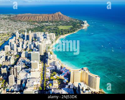 Photographie aérienne, Helicopter Waikiki Beach et Diamond Head Crater Honolulu, Oahu, Hawaii, USAAloha shirt Store, Waikiki Banque D'Images