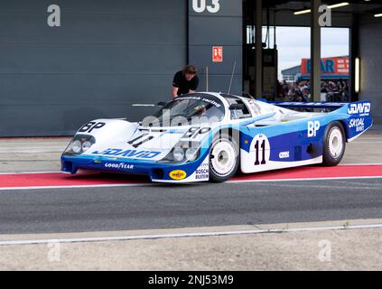 A 1983, Porsche 956, dans une démonstration sur piste spéciale, célébrant 40 ans du Groupe C, au Silverstone Classic 2022 Banque D'Images