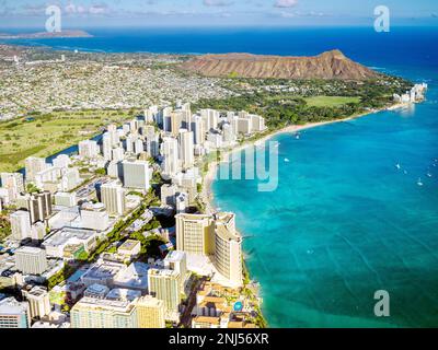 Photographie aérienne, Helicopter Waikiki Beach et Diamond Head Crater Honolulu, Oahu, Hawaii, USAAloha shirt Store, Waikiki Banque D'Images