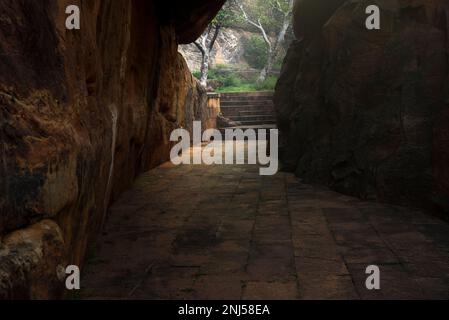 Chemin à travers les murs de grès allant vers le haut du fort Badami construit par Chalukya roi Pulakeshin I à Karnataka, Inde Banque D'Images