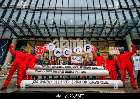 Londres, Royaume-Uni. 22nd févr. 2023. Les manifestants visitent trois banques de la City de Londres qui financent de tels projets, en commençant par SMBC et en passant à Standard Chartered et Standard Bank. Stop the East Africa crude Oil Pipeline (EACOP) - une protestation contre le Pipeline qui est prévu d'être construit, par le géant français du pétrole Total et la China National Offshore Oil Corporation, à travers le cœur de l'Afrique. Crédit : Guy Bell/Alay Live News Banque D'Images