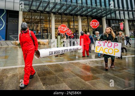 Londres, Royaume-Uni. 22nd févr. 2023. Les manifestants visitent trois banques de la City de Londres qui financent de tels projets, en commençant par SMBC et en passant à Standard Chartered et Standard Bank. Stop the East Africa crude Oil Pipeline (EACOP) - une protestation contre le Pipeline qui est prévu d'être construit, par le géant français du pétrole Total et la China National Offshore Oil Corporation, à travers le cœur de l'Afrique. Crédit : Guy Bell/Alay Live News Banque D'Images