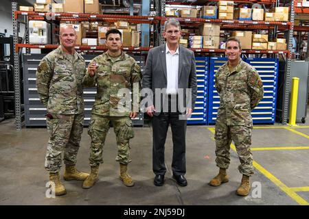 M. Devin L. Cate, directeur exécutif de la Garde nationale aérienne, prend la photo du commandant, le colonel Shawn Fitzgerald, du chef de commandement, Michael Hewson, et du sergent d’état-major Rhett Romano, après avoir pris des mesures au cours d’une séance de questions-réponses avec des aviateurs au Groupe de soutien à la mission de l’escadre de sauvetage 106th à la F.S. Base de la Garde nationale aérienne de Gabreski, plage de Westhampton, New York, sur 5 août 2022. Banque D'Images