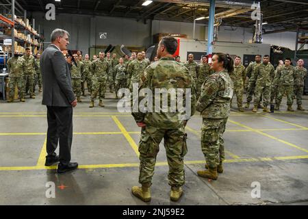 M. Devin L. Cate, directeur exécutif de la Garde nationale aérienne, a une séance de questions-réponses avec des aviateurs au Groupe de soutien à la mission de l’escadre de sauvetage 106th à la F.S. Base de la Garde nationale aérienne de Gabreski, plage de Westhampton, New York, sur 5 août 2022. (É.-U. Photos de la Garde nationale aérienne par le sergent d'état-major Daniel H. Farrell) Banque D'Images