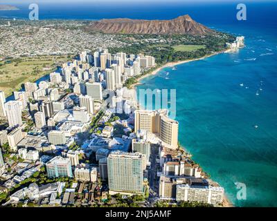 Photographie aérienne, Helicopter Waikiki Beach et Diamond Head Crater Honolulu, Oahu, Hawaii, USAAloha shirt Store, Waikiki Banque D'Images