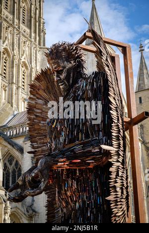 La sculpture de Knife Angel à l'extérieur de la cathédrale de Gloucester. Fabriqué à partir de plus de 100 000 couteaux remis ou confisqués par la police et dépasse 27ft de hauteur Banque D'Images