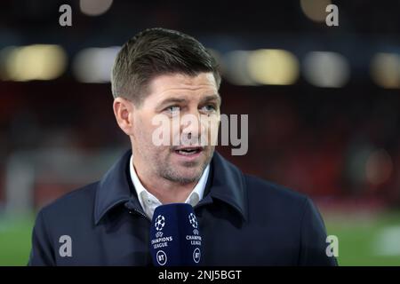 Anfield, Liverpool, Merseyside, Royaume-Uni. 21st févr. 2023. Champions League football, Liverpool contre Real Madrid ; Steven Gerrard, ancien capitaine de Liverpool, parle à BT Sport avant le match Credit: Action plus Sports/Alay Live News Banque D'Images