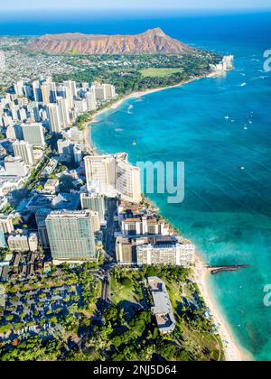 Photographie aérienne, Helicopter Waikiki Beach et Diamond Head Crater Honolulu, Oahu, Hawaii, USAAloha shirt Store, Waikiki Banque D'Images