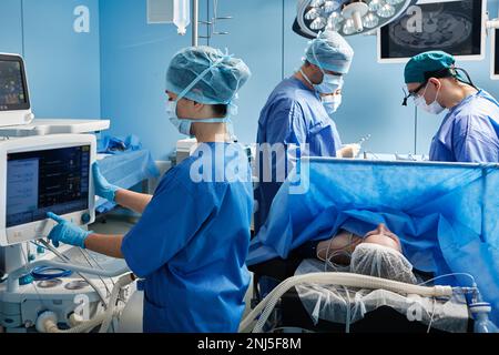 bloc opératoire de l'hôpital avec l'équipe médicale portant un équipement de protection individuelle pendant l'opération chirurgicale. Le travail d'équipe dans un service de chirurgie Banque D'Images