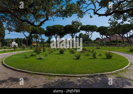 Rome (Italie) - les roses municipales touristiques, sur la colline de l'Aventino, dans le centre de Rome; ouvert au printemps et en été, accueille de nombreuses espèces de roses Banque D'Images