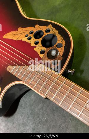 Vaduz, Liechtenstein, 13 janvier 2023 prise de vue d'une guitare acoustique Ovation en rouge Banque D'Images