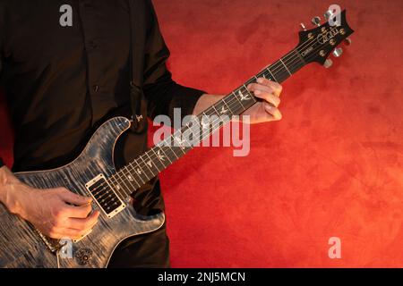 Vaduz, Liechtenstein, 13 janvier 2023 le musicien joue avec une guitare électrique PRS Custom 24 en bleu Banque D'Images