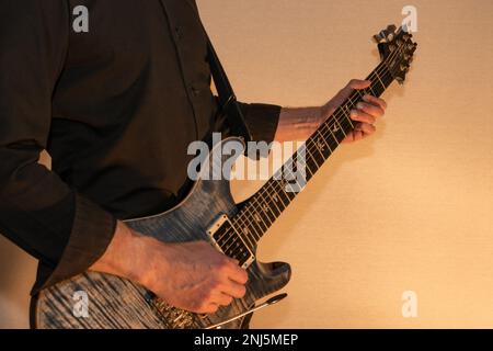 Vaduz, Liechtenstein, 13 janvier 2023 le musicien joue avec une guitare électrique PRS Custom 24 en bleu Banque D'Images