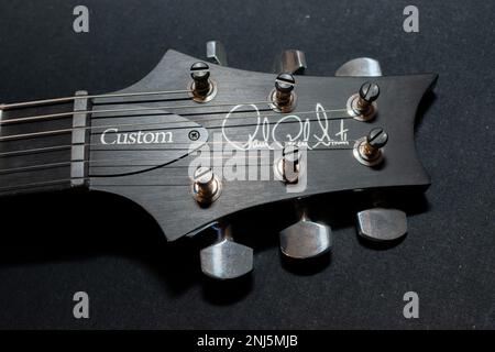 Vaduz, Liechtenstein, 13 janvier 2023 Chef d'une guitare électrique PRS Custom 24 en bleu Banque D'Images