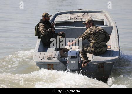 Samarra, Irak. 22nd févr. 2023. Des soldats patrouillent dans l'eau près de la mosquée Al-Askari, lieu de repos des deux Imams Ali al-Hadi et Hassan al-Askari, pendant le 17th anniversaire du bombardement du sanctuaire par des extrémistes en février 2006. Credit: Ameer Al-Mohammadawi/dpa/Alamy Live News Banque D'Images
