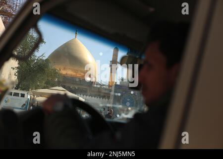 Samarra, Irak. 22nd févr. 2023. Vue sur la mosquée Al-Askari, lieu de repos des deux Imams Ali al-Hadi et Hassan al-Askari, à l'occasion du 17th anniversaire du bombardement du sanctuaire par des extrémistes en février 2006. Credit: Ameer Al-Mohammadawi/dpa/Alamy Live News Banque D'Images
