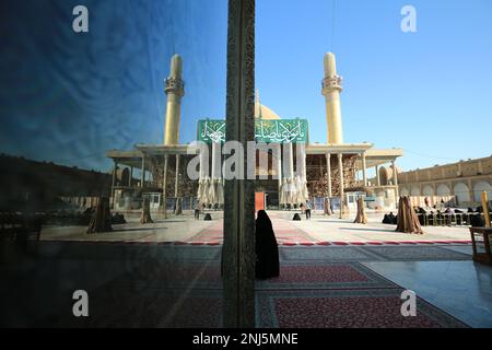 Samarra, Irak. 22nd févr. 2023. Vue sur la mosquée Al-Askari, lieu de repos des deux Imams Ali al-Hadi et Hassan al-Askari, à l'occasion du 17th anniversaire du bombardement du sanctuaire par des extrémistes en février 2006. Credit: Ameer Al-Mohammadawi/dpa/Alamy Live News Banque D'Images