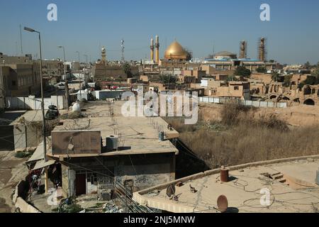 Samarra, Irak. 22nd févr. 2023. Vue générale de la mosquée Al-Askari, lieu de repos des deux Imams Ali al-Hadi et Hassan al-Askari, à l'occasion du 17th anniversaire du bombardement du sanctuaire par des extrémistes en février 2006. Credit: Ameer Al-Mohammadawi/dpa/Alamy Live News Banque D'Images